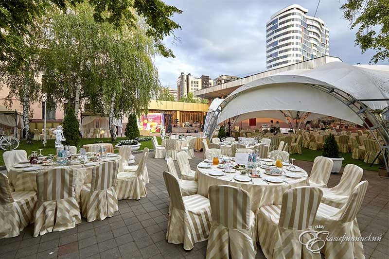 Летняя терраса в ресторанном комплексе «Екатерининский сад», Краснодар