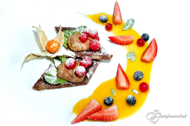 Карамельная Фуа-Гра на медовом тосте с манговым соусом и свежими ягодами